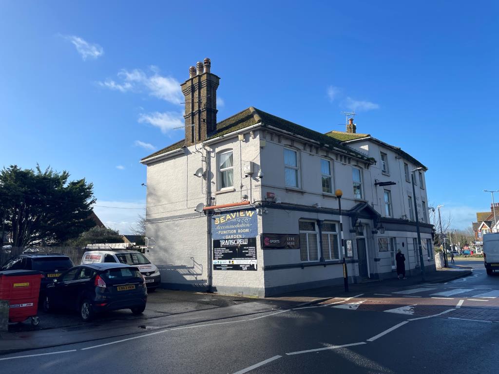 Lot: 117 - PUBLIC HOUSE WITH MANAGER'S FLAT, FIVE GUEST ROOMS, COMMERCIAL UNIT, GARDENS AND PARKING - External view of premises with carpark